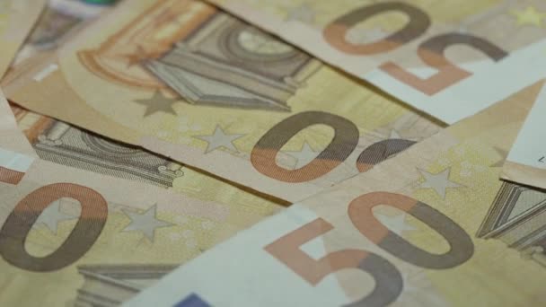 Beroemde eurobankbiljetten van oranjegele en witte kleur — Stockvideo