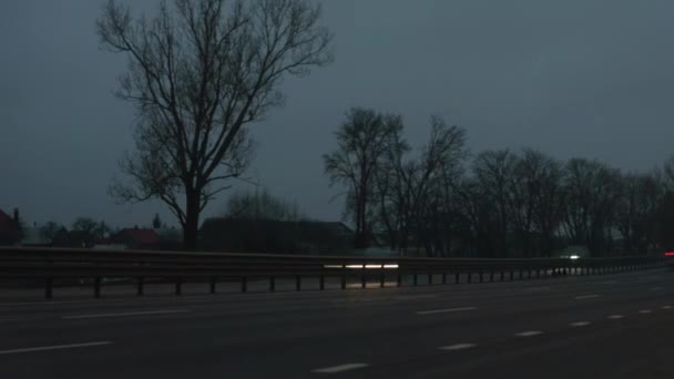 Carros semáforos pesados à noite passado aldeia timelapse — Vídeo de Stock