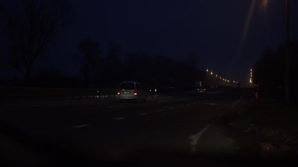 Jazdy samochodami wzdłuż autostrady zgodnie z zasadami ruchu w nocy — Wideo stockowe