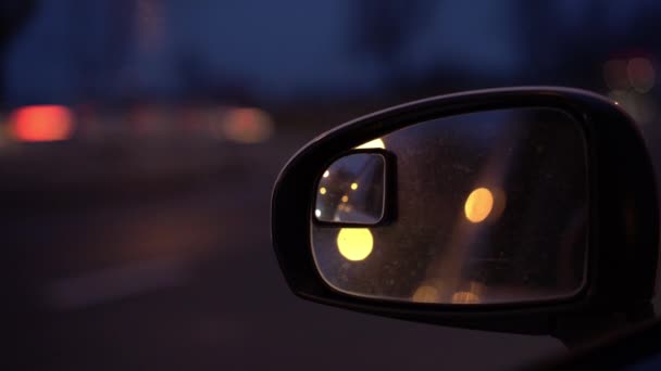 Wazig zicht in auto zijspiegel van auto 's beweging langs de weg — Stockvideo