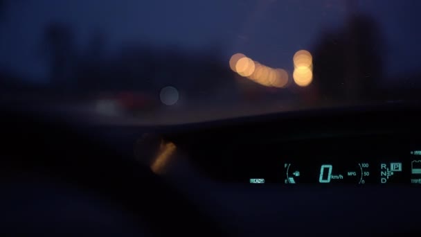 Auto dashboard met indicatoren tegen wazige voertuigen — Stockvideo