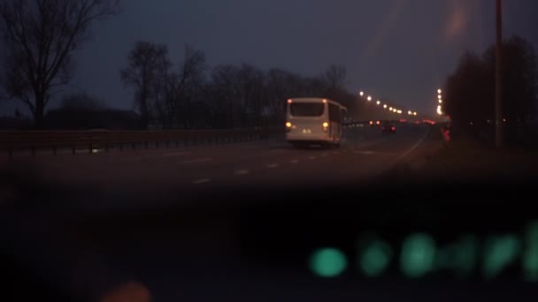 Zicht buiten voorruit op auto 's rijden langs de weg — Stockvideo