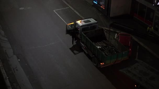 Вантажівка стоїть біля спеціального автомобіля з підйомним механізмом. — стокове відео