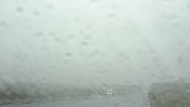 大雨の中様々な車が広いぬれた道を走り — ストック動画