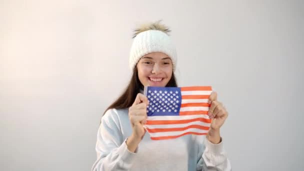 興奮した女の子がアメリカ国旗をライトスタジオで振る — ストック動画