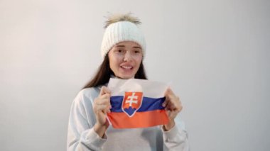 Hafif arkaplanda Slovakya bayrağı taşıyan neşeli kız