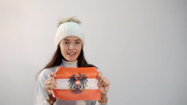 Chica emocionada sacude la bandera nacional de Austria en el estudio — Vídeos de Stock