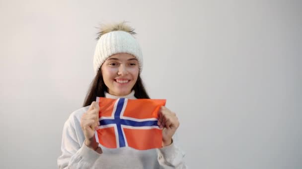Μακριά μαλλιά κορίτσι θέτει με την εθνική σημαία της Νορβηγίας κοντά — Αρχείο Βίντεο