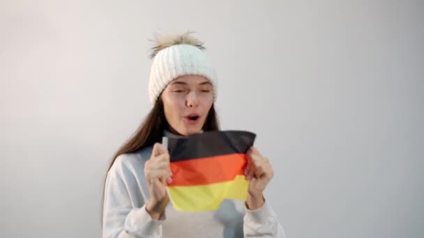 情绪激动的女孩在演播室里摇动德国国旗 — 图库视频影像