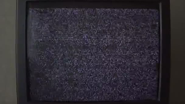 Ντεμοντέ Έπιπλα τηλεόρασης με οθόνη που αναβοσβήνει closeup — Αρχείο Βίντεο