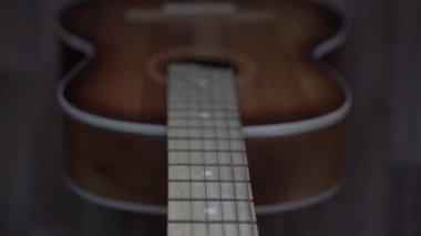 Güzel gitar panosu ve pahalı vücudun üstünde uzun teller.