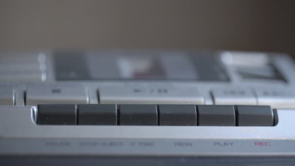 personne appuie sur le bouton met cassette dans enregistreur gros plan 