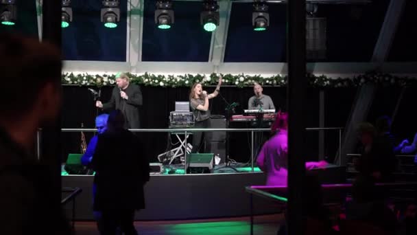 Band singt und spielt Instrumente vor tanzenden Menschen — Stockvideo