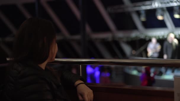 Woman sits at ferry restaurant and applauds playing band — Stock Video