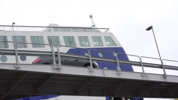 Verschillende auto 's verlaten passagiersveerboot op speciale brug — Stockvideo