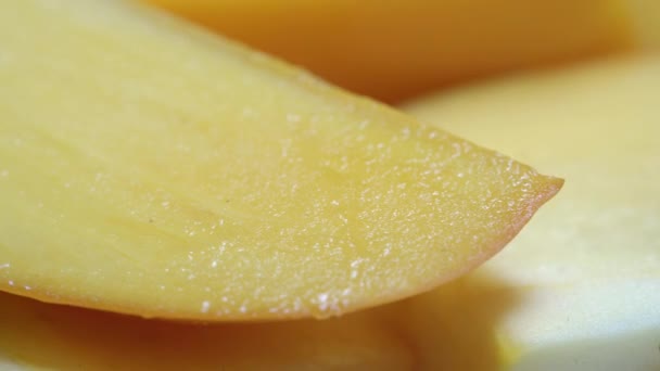 Saborosas fatias de cáqui de cor laranja refletem luz perto — Vídeo de Stock
