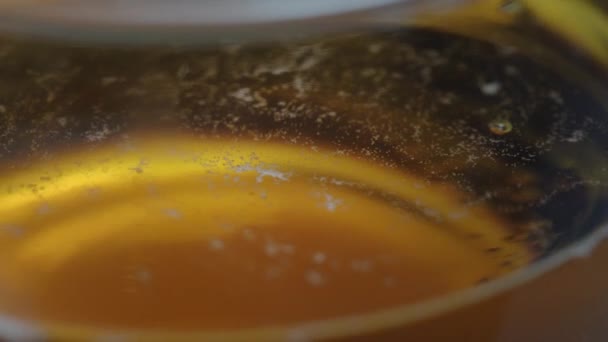 Petites bulles montent à l'intérieur grand verre avec de la bière jaune — Video