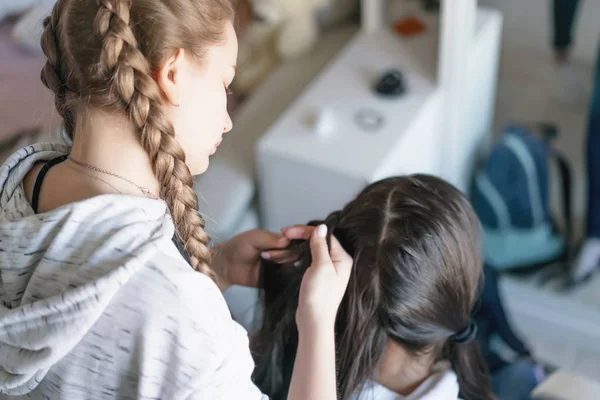 Amigo haciendo pigtail cabello de adolescente chica —  Fotos de Stock