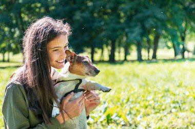 Kız elinde bir köpek yavrusu, Jack Russell Terrier.