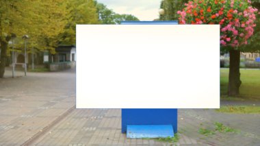Park 'taki şehir caddesinde reklam panosu