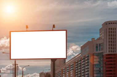 Akşam şehrinin caddesindeki büyük reklam panosu.