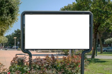 Büyük beyaz boşluğu olan ilan panosu