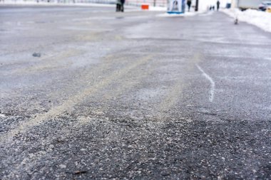 Otobüs durağı yakınındaki yayalar için kaygan kış asfaltı yolu
