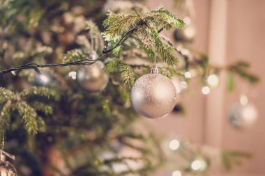 Işıklı çelenk ve gümüş top oyuncağı.