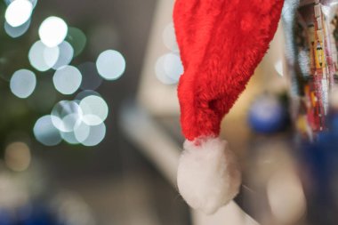 Noel Baba 'nın kırmızı şapkası dairede