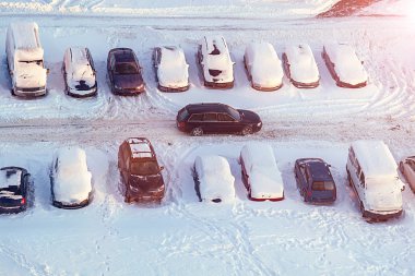 Otoparkta kar arabaları