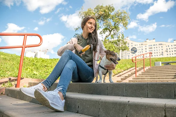 Bir vaqtning ozida eshakda uchta xoroz bilan porno Ular külotlarini echib oldilar va u erda katta klitoris bor edi.