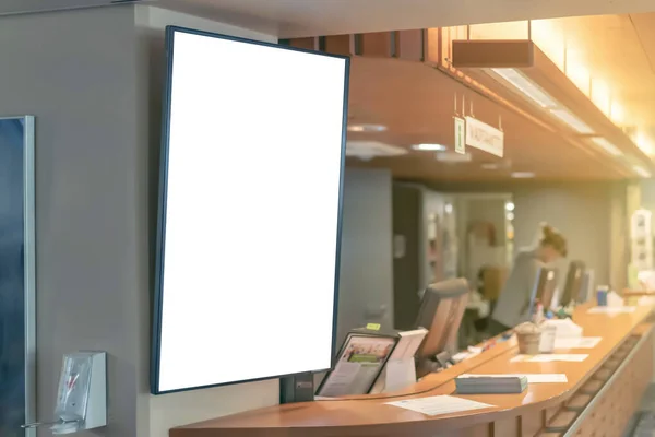 Otelin reklam panosundaki resepsiyon.