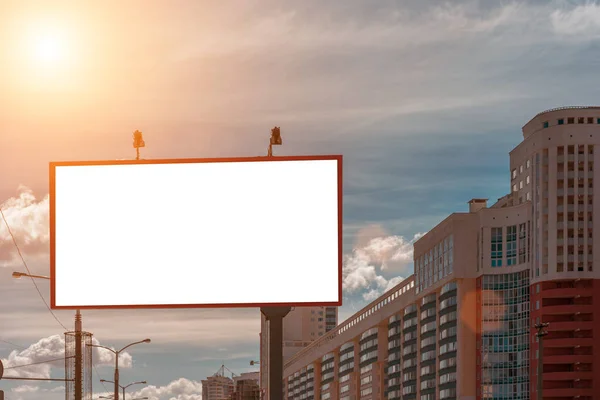 Akşam şehrinin caddesindeki büyük reklam panosu.