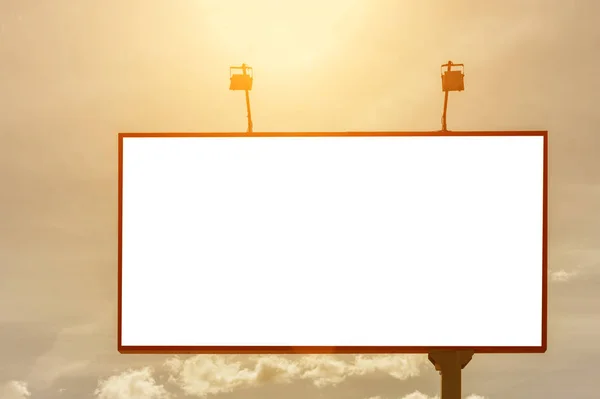 Макет рекламного щита, фон вечернего неба — стоковое фото