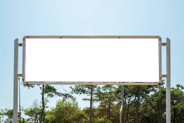 Рекламный щит с пустым местом в городском парке — стоковое фото