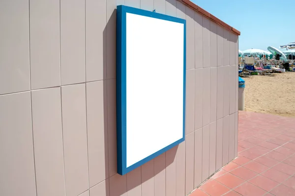 Cartaz em moldura azul pendurado na parede da praia do mar — Fotografia de Stock