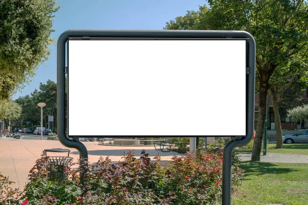 Büyük beyaz boşluğu olan ilan panosu