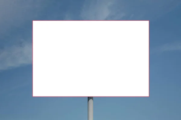 Пустой белый плакат макет голубого неба фон — стоковое фото