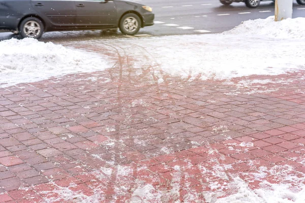 Kışın yol kenarında kaygan asfalt