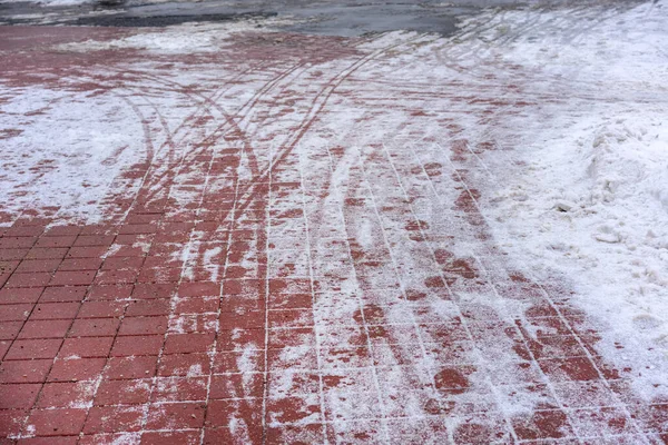 Скользкая зимняя трасса для пешеходов, запыленных песком и солью — стоковое фото