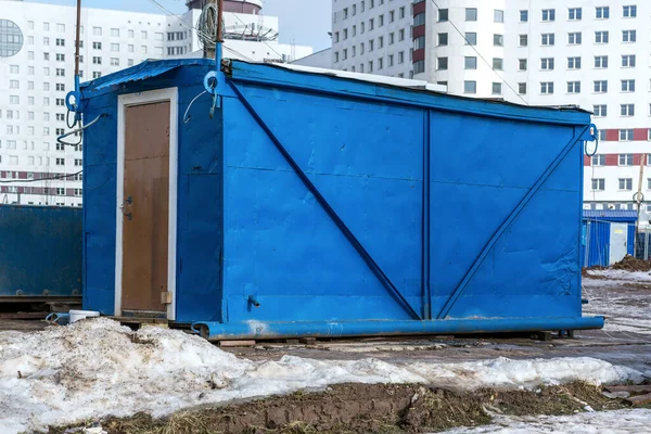 Contenedor azul para la estancia temporal de los constructores — Foto de Stock