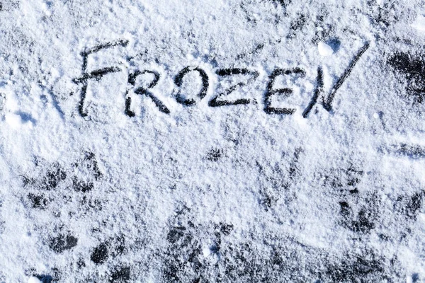 Gerçekten karlı buz üzerinde donmuş yazıtlar — Stok fotoğraf