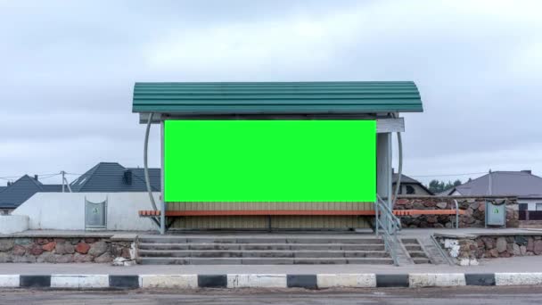 Μεγάλος σύγχρονος πίνακας αποτελεσμάτων με πράσινη οθόνη κάτω από τη στέγη — Αρχείο Βίντεο