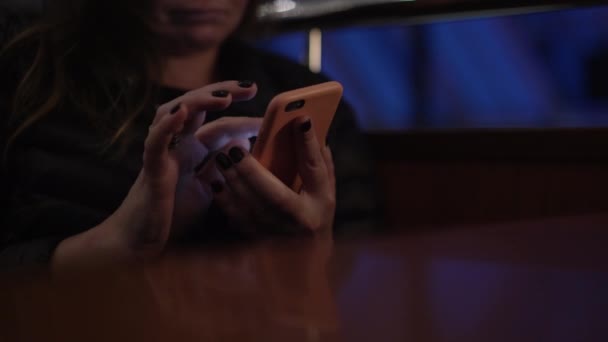 Γυναίκα κάθεται και διαβάζει μηνύματα στο τηλέφωνο ιστιοπλοΐα με πλοίο — Αρχείο Βίντεο