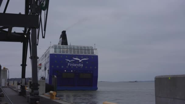 Grand ferry vogue pour amarrer à quai port Helsinki — Video