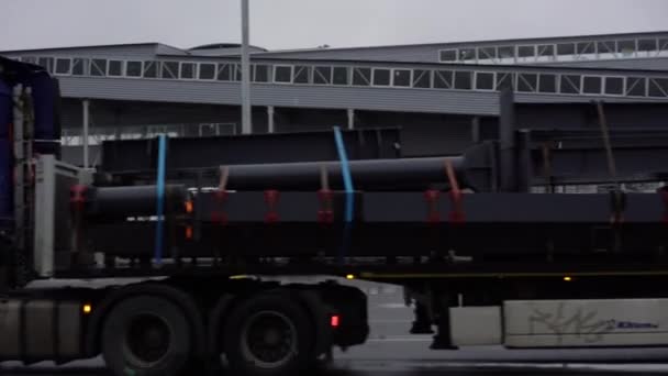 Unidades de camiones cargados modernos girando en la plaza húmeda en el puerto — Vídeo de stock