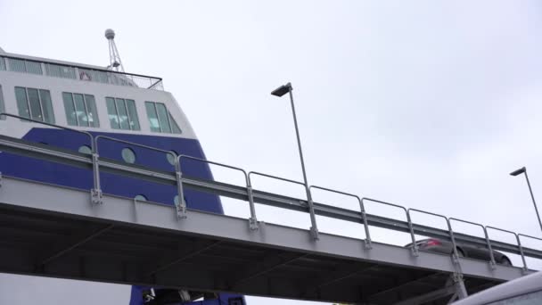 Los coches conducen a lo largo de construcción especial del puente del barco — Vídeo de stock