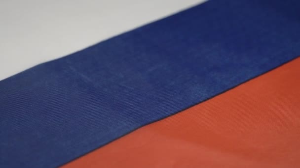 Прапор Російської Федерації з трьох однакових горизонтальних смуг. — стокове відео