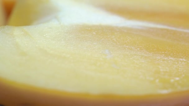 白中心の大小の熟した柿の実 — ストック動画