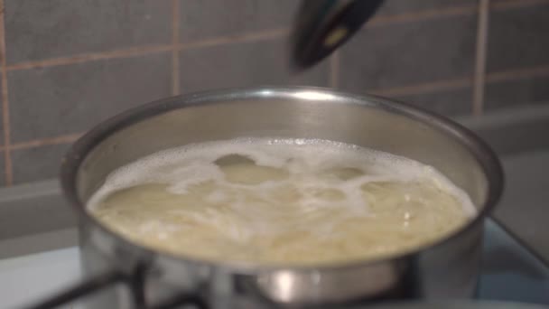 Koken hand roert spaghetti in zilveren pot met kokend water — Stockvideo